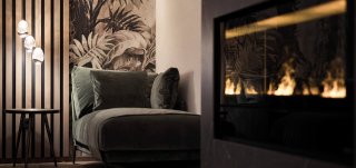 Prokulus - Ruhebereich Tapete mit Palmenblättern, Liege mit grünem Outdoorstoff, Akustikpaneel, Beistelltisch, Ofen